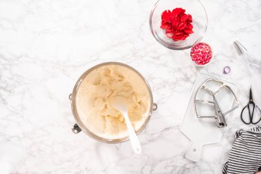 Düz yatıyordu. Düz yatıyordu. Kırmızı kadife kekleri süslemek için krem peyniri hazırlıyorum..