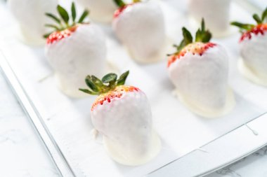 Beyaz ve siyah çikolata soslu çilek yapıyorum..