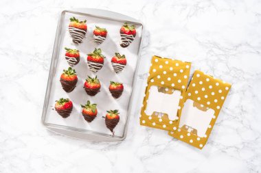 Düz yatıyordu. Beyaz ve siyah çikolata soslu çilek yapıyorum..