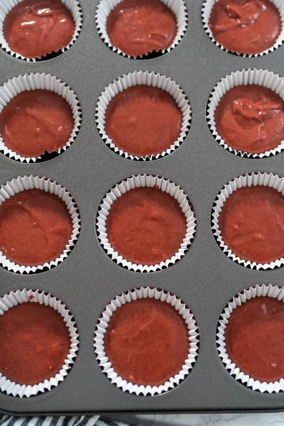 Cupcake Teig Eine Cupcake Pfanne Schaufeln Rote Samt Cupcakes Backen — Stockfoto