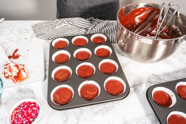 Cupcake Beslag Een Cupcake Pan Scheppen Rode Fluwelen Cupcakes Bakken — Stockfoto