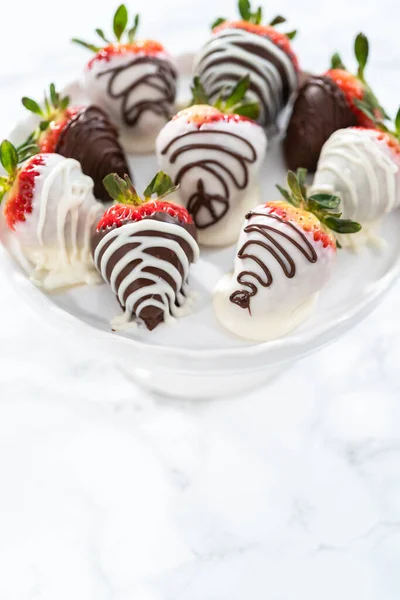 Weiße Und Dunkle Schokolade Eingetauchte Erdbeeren Auf Einem Weißen Kuchenstand — Stockfoto