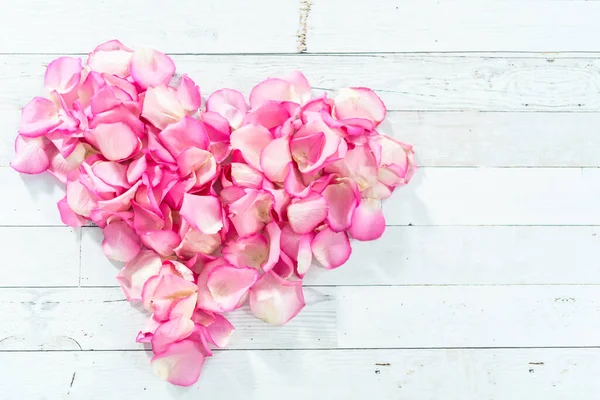 Flach Lag Herzform Aus Rosa Rosenblättern Auf Einem Bemalten Weißen — Stockfoto