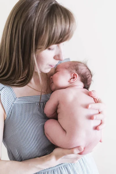 Estilo Vida Retrato Uma Jovem Mãe Seu Recém Nascido Três — Fotografia de Stock