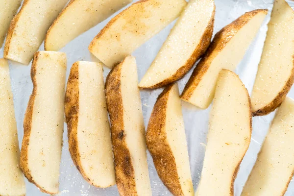 Preparação Batatas Fritas Cunhas Com Azeite Especiarias Para Assar Forno — Fotografia de Stock