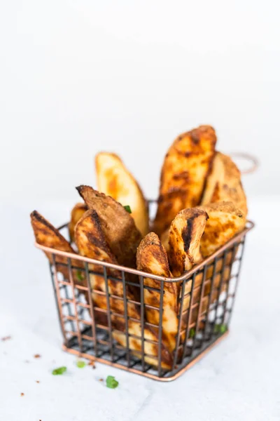 Vers Gebakken Aardappelpartjes Met Specerijen Een Draadmand — Stockfoto