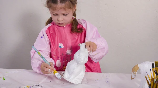 Petite Fille Peinture Papier Mache Figurine Domicile Classe Art — Photo