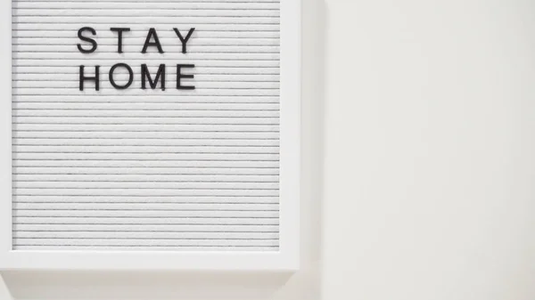 Plat Gelegd Stay Home Covid Teken Message Board Met Een — Stockfoto