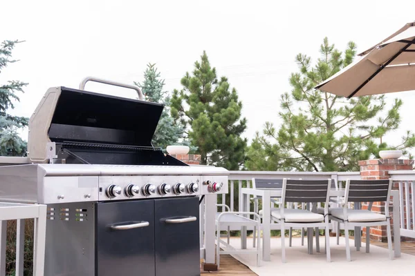 Outdoor Zes Pits Gas Grill Achterpatio Van Een Luxe Eengezinswoning — Stockfoto