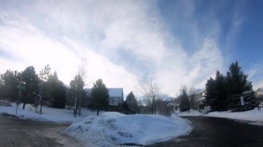 Denver, Colorado, ABD-10 Şubat 2020 - Soğuk bir kış sabahı tipik bir Amerikan banliyö mahallesinden geçerken.