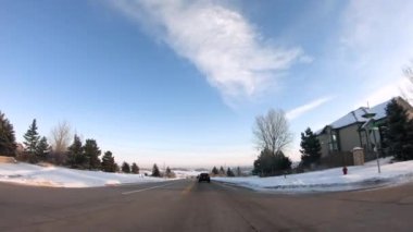 Denver, Colorado, ABD-10 Şubat 2020 - Kış sabahı Amerikan banliyölerinde kırsal bir yolda sürüş.