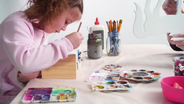 Klein Meisje Schilderen Een Witte Eenhoorn Met Acryl Verf Een — Stockvideo