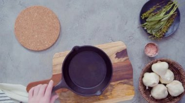 Düz yatıyordu. Fırında sarımsak ve taze baharatlı dökme demir tavayla sarımsak hazırlıyorum..