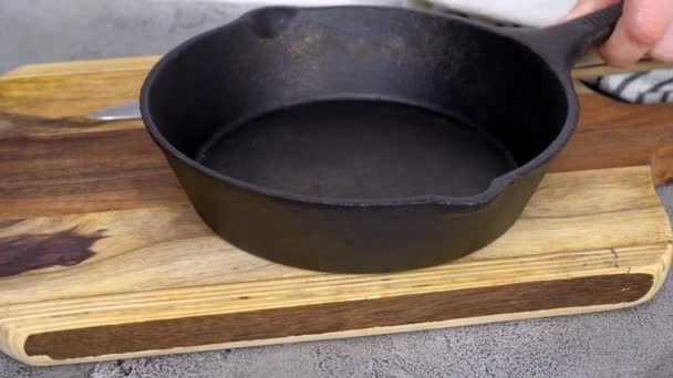 요리를 준비하기 용기에 향신료를 마늘을 머리에 — 비디오