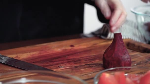 Cortar Cubos Pequeños Para Sopa Remolacha Borscht — Vídeos de Stock