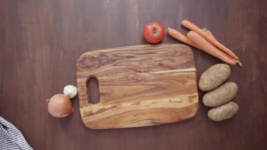 Pancar çorbası ve pancar çorbası için küçük küpleri dilimliyorum..