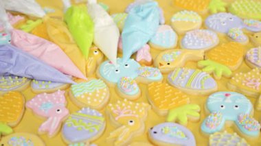 Paskalya şekerli kurabiyeleri dönüşümlü kremayla süslemek.