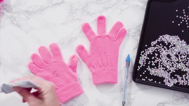 平置きだ ラインストーンピンクの子供たち雪の形をした手袋 — ストック動画