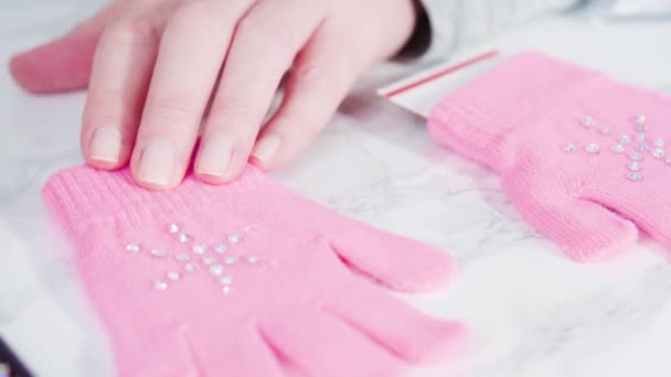 平置きだ ラインストーンピンクの子供たち雪の形をした手袋 — ストック動画