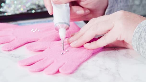 Plat Gelegd Rhinestone Roze Kids Handschoenen Met Sneeuwvlok Vormen — Stockvideo
