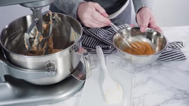 Krok Kroku Składniki Mieszające Stojącym Mikserze Elektrycznym Pieczenia Ciasteczek Masłem — Wideo stockowe