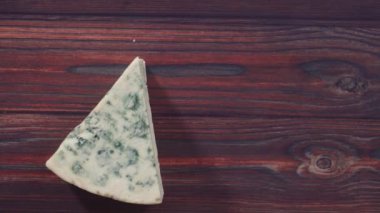 Beyaz arka planda büyük bir dilim mavi peynir..