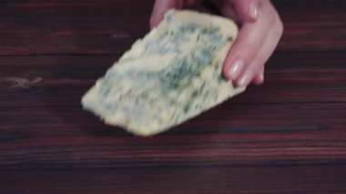 Beyaz arka planda büyük bir dilim mavi peynir..