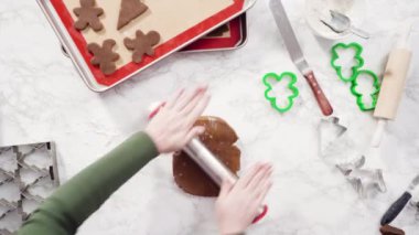 Fırıldak şekeri kurabiyeleri pişirmek için merdaneyle hamuru yuvarlıyorum..