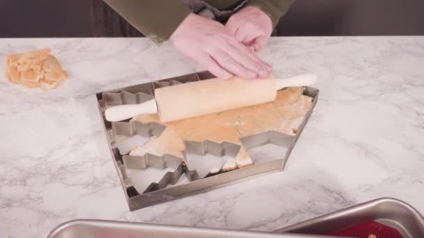 一步一步 用圣诞饼干切碎糖饼干面团裁剪出形状 — 图库视频影像