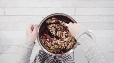 Düz yatıyordu. Adım adım. Kavanozda çikolata parçaları eritip fındıklı şekerleme yapıyorum..