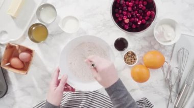 Pasta yapmak için unu diğer malzemelerle karıştırmak..