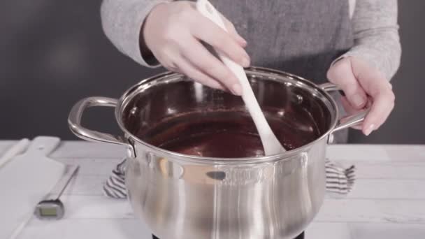 Schritt Für Schritt Zutaten Kochtopf Mischen Einfache Schokoladenschokolade Herzustellen — Stockvideo