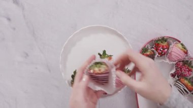 Çikolata soslu çilek ve erimiş çikolata..