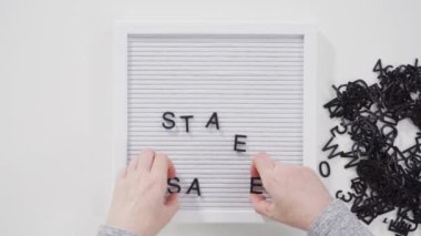 İleti panosunda Ev Kal ve COVID-19 tabelası 