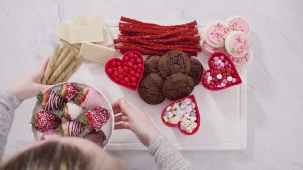 Čokoládové Jahody Máčené Roztavenou Čokoládou — Stock video