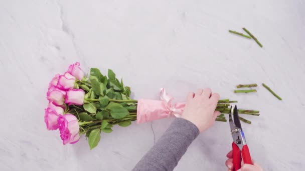 Florista Organizar Buquê Rosas Rosa — Vídeo de Stock