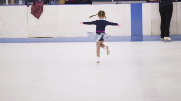 Meisje Oefenen Kunstschaatselementen Een Roze Jurk Met Strass — Stockvideo