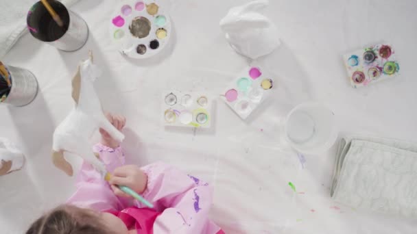 Menina Pintando Figuras Papel Mache Com Tinta Acrílica Para Seu — Vídeo de Stock