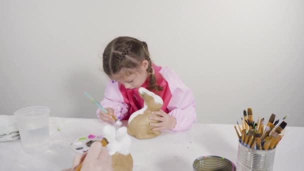 Menina Pintando Figuras Papel Mache Com Tinta Acrílica Para Seu — Vídeo de Stock