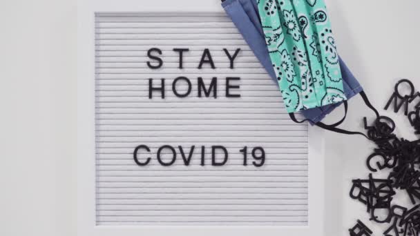 Fique Casa Covid Assinar Quadro Mensagens Com Uma Máscara Caseira — Vídeo de Stock