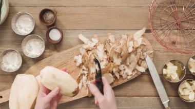 Düz yatıyordu. Patates soyuculu organik sarı patatesler..