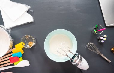 Düz yatıyordu. Şeker kurabiyeleri süslemek için farklı renklerin Kraliyet buzlanma karıştırma.