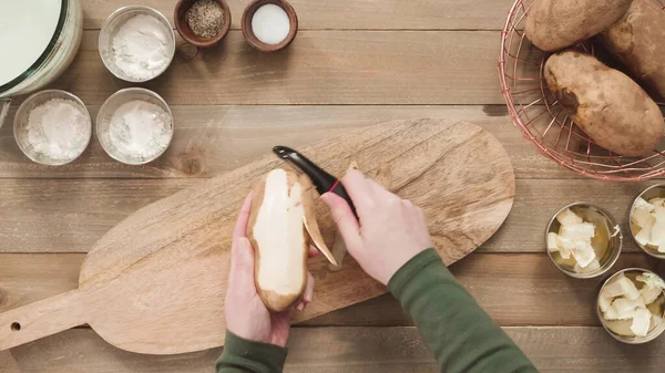 Düz yatıyordu. Patates soyuculu organik sarı patatesler..