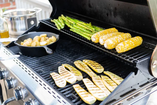 夏の屋外ガスグリルで有機新鮮な野菜を焼く — ストック写真