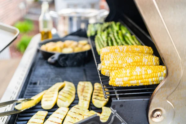 Grilling Organic Fresh Vegetables Outdoor Gas Grill Summer — Stock Photo, Image