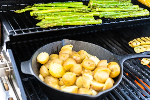 Smażenie Małych Złotych Ziemniaków Żeliwnej Patelnie Zewnątrz Grill Gazowy — Zdjęcie stockowe