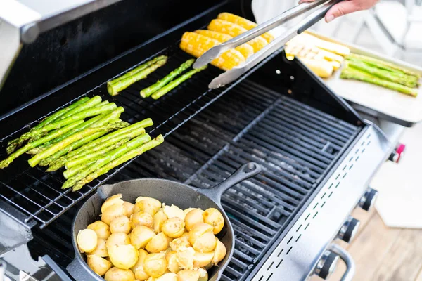 Grillen Van Biologische Verse Groenten Een Outdoor Gas Grill Zomer — Stockfoto