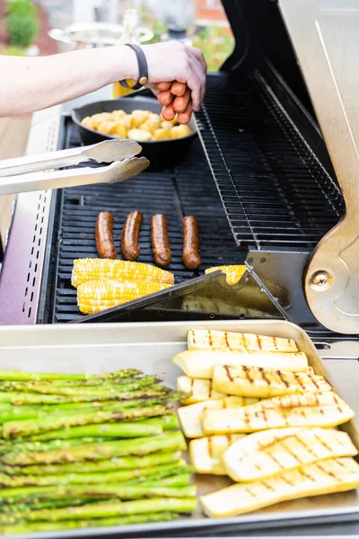 Grilling Hot Dogs Fresh Vegetables Outdoor Gas Grill Summer — Stock Photo, Image