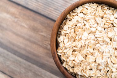 Çiğnenmiş yulaflı kuru üzümlü kurabiye yapmak için gerekli malzemeler..