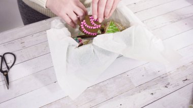 Adım adım. Ev yapımı şekerleme ve kurabiyeleri Noel hediyesi kutusuna koymak.